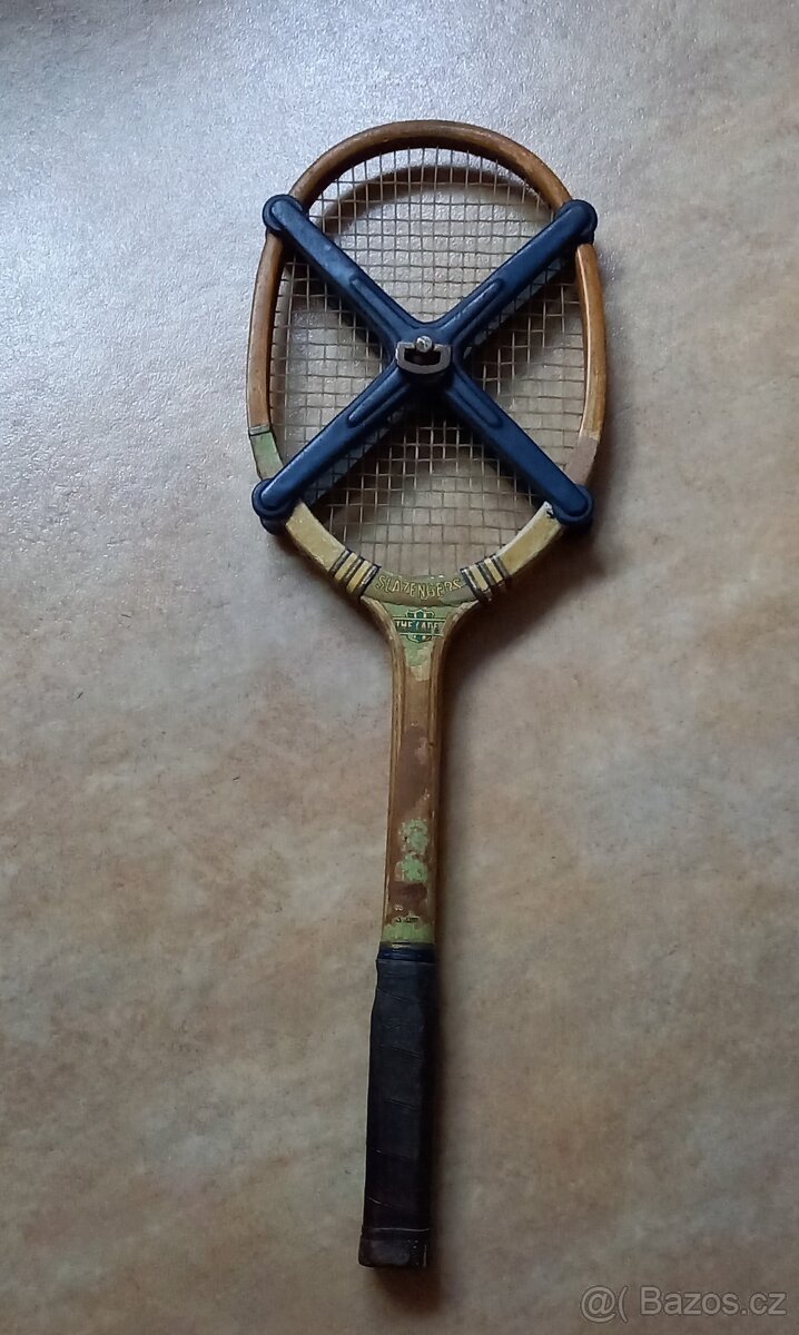 Stará retro tenisová raketa - 2