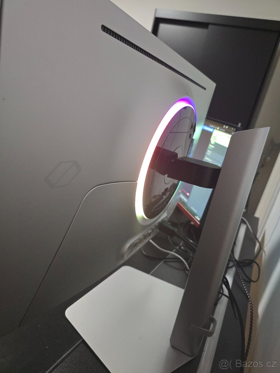 Samsung Odyssey G6 OLED stříbrný, 360 Hz. - 2