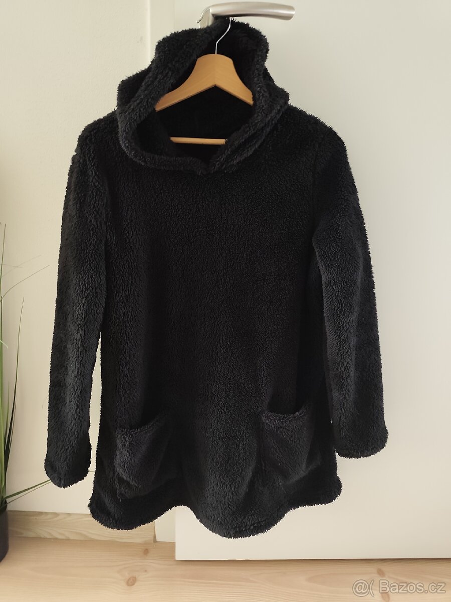 Chlupatá černá mikina - 2