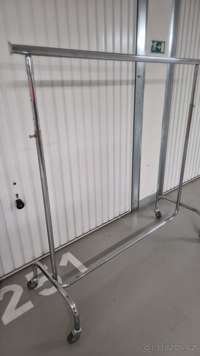 Nerezový stojan na oblečení - 2