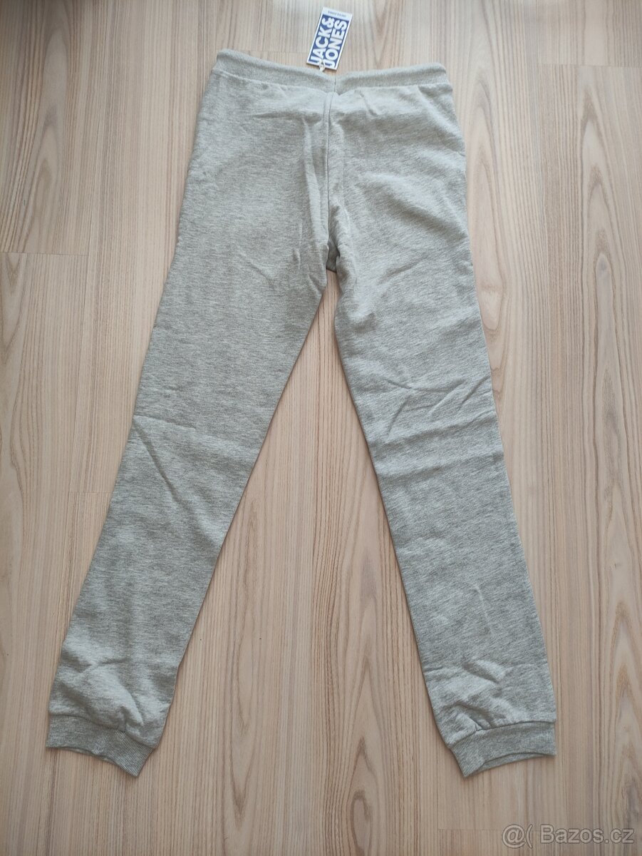 Tepláky Jack & Jones vel. 152 NOVÉ - 2