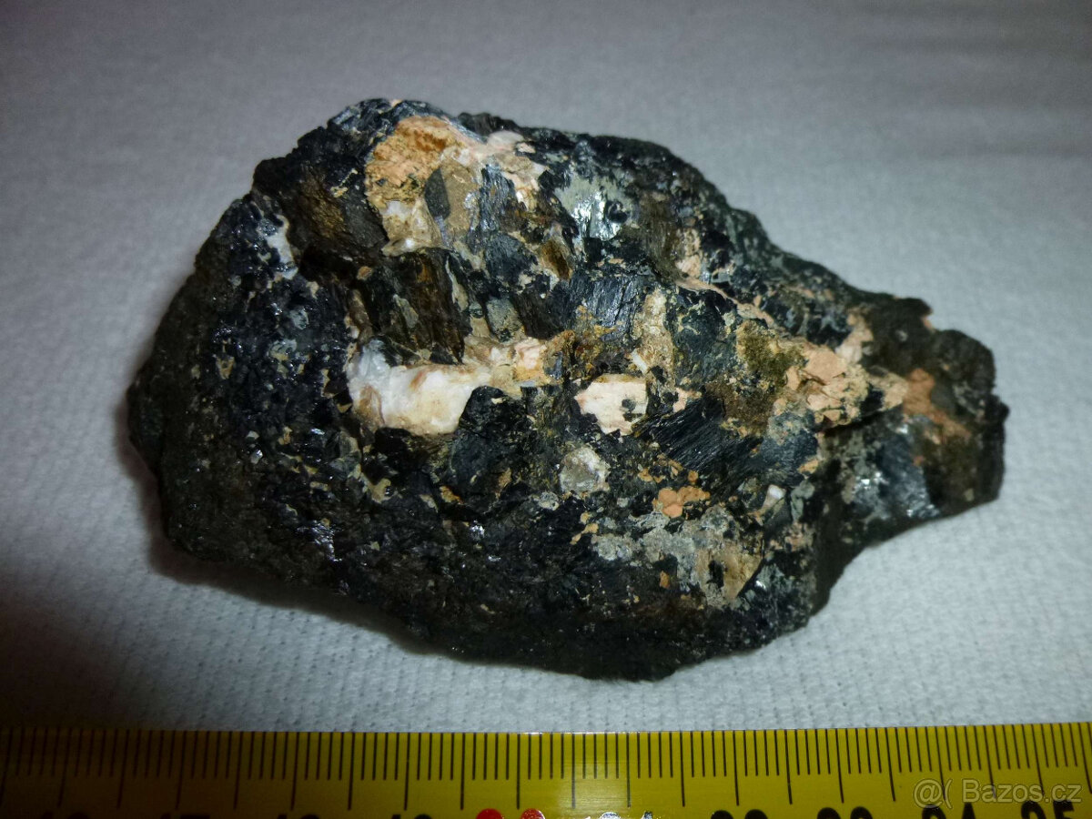 Minerál, nerost - hastingsit 2 - 2