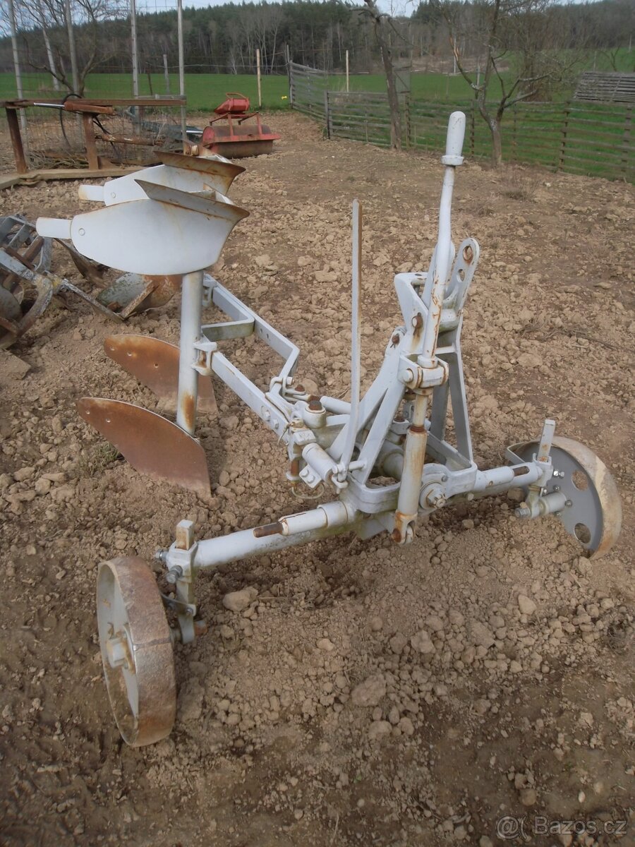 Dvouradličný obracecí pluh - 2