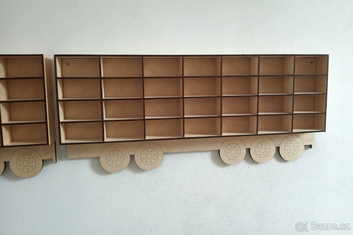 Dřevěná nástěnná polička na autíčka - 2