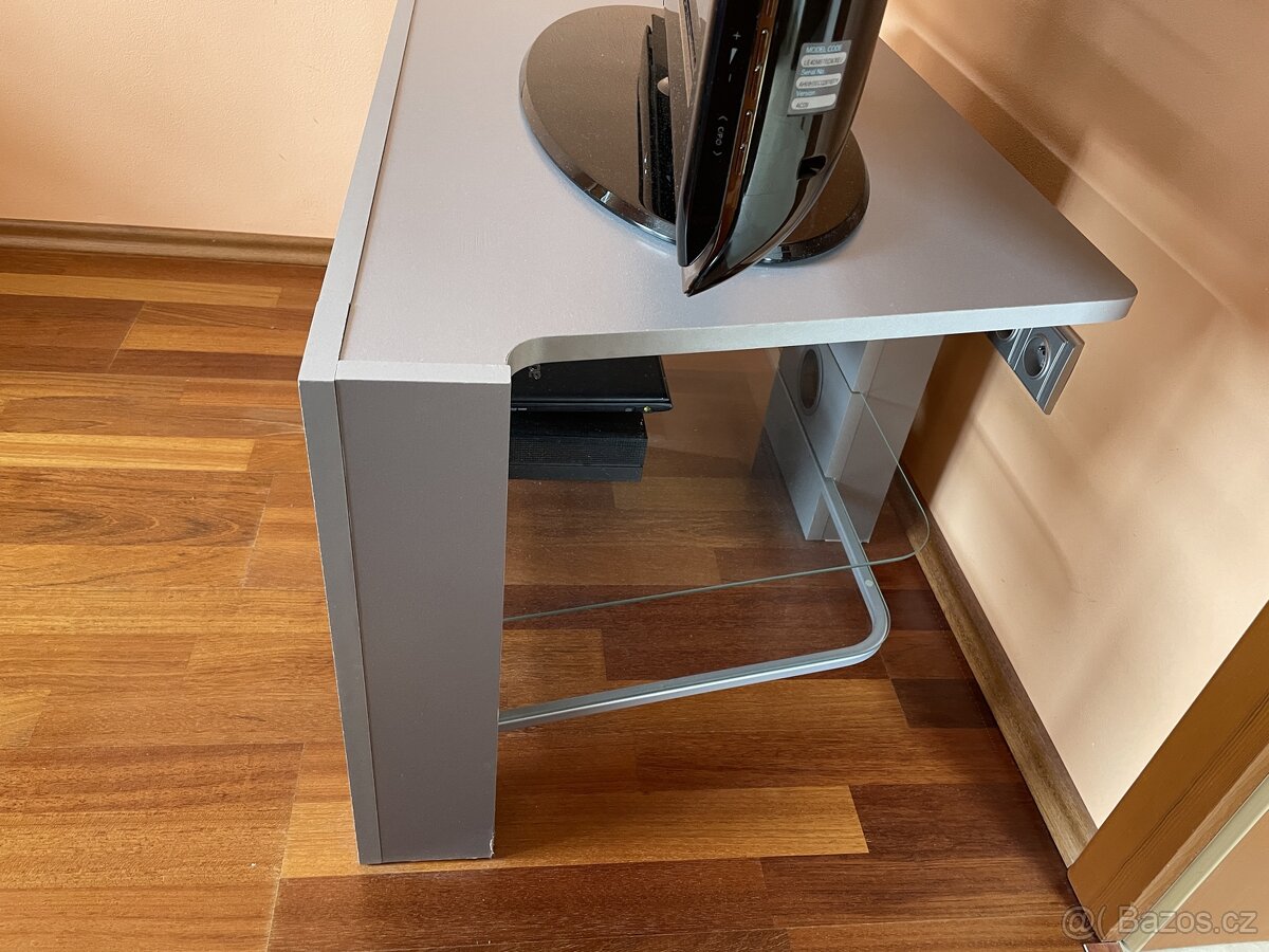 Stolek pod televizi - 2