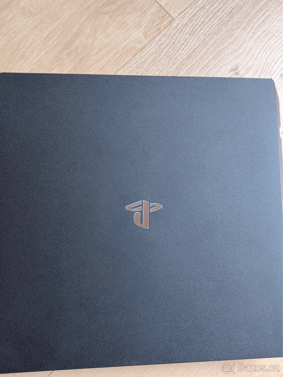Playstation 4 Pro 1TB s prislusenstvim - 2