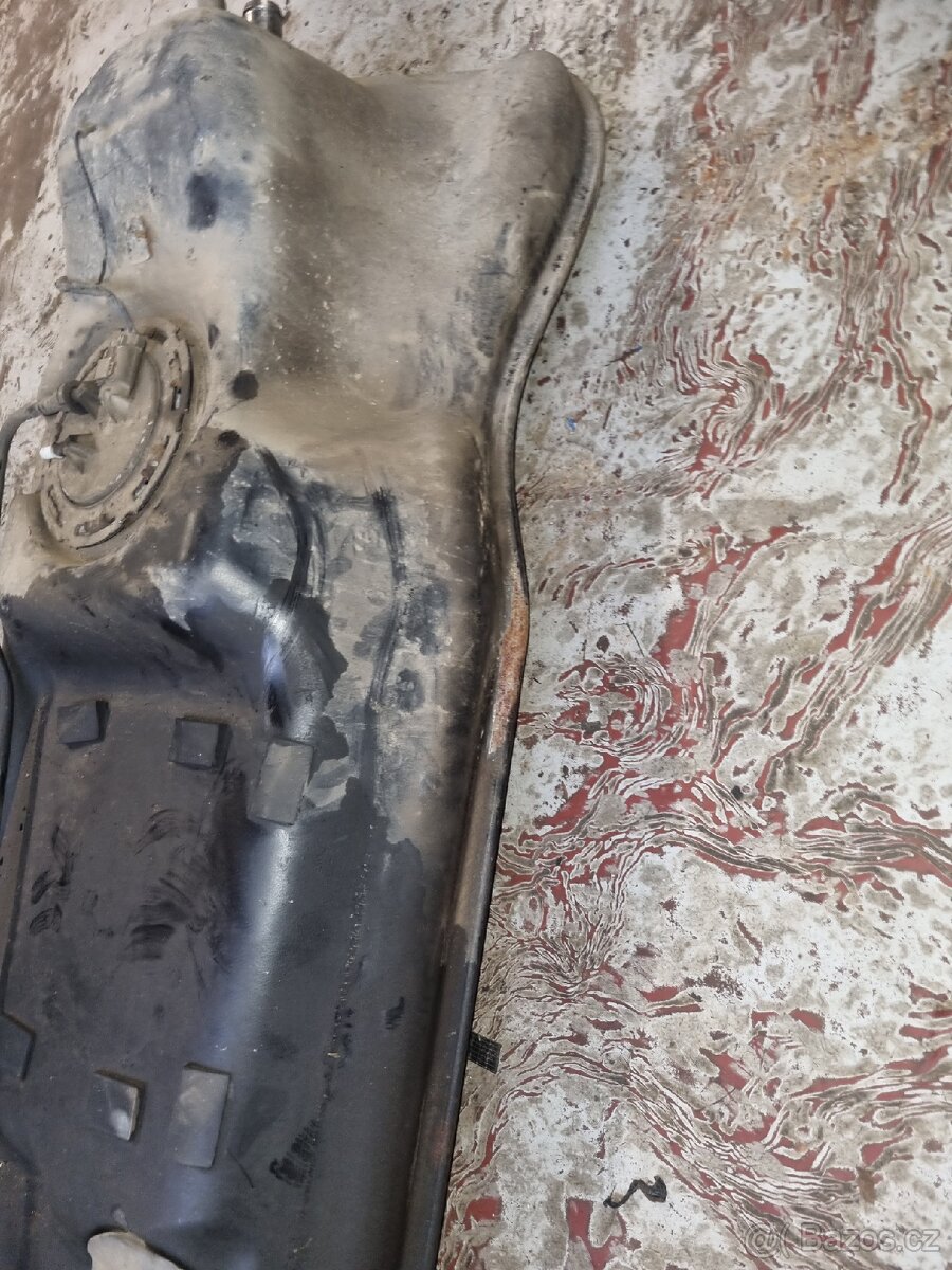 Prodám nádrž z jeep grand Cherokee - 2