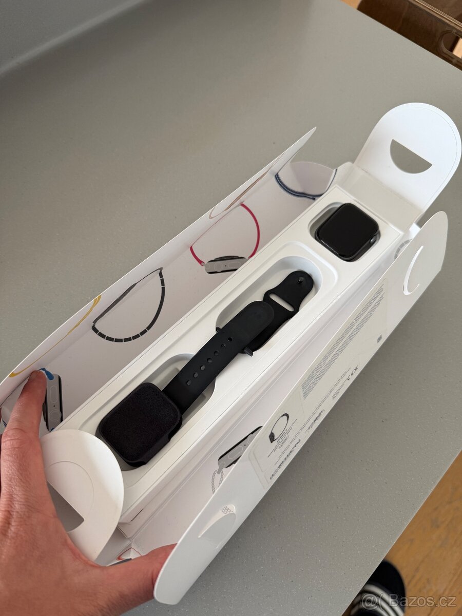 Apple Watch Series 4 - Space Grey - 2