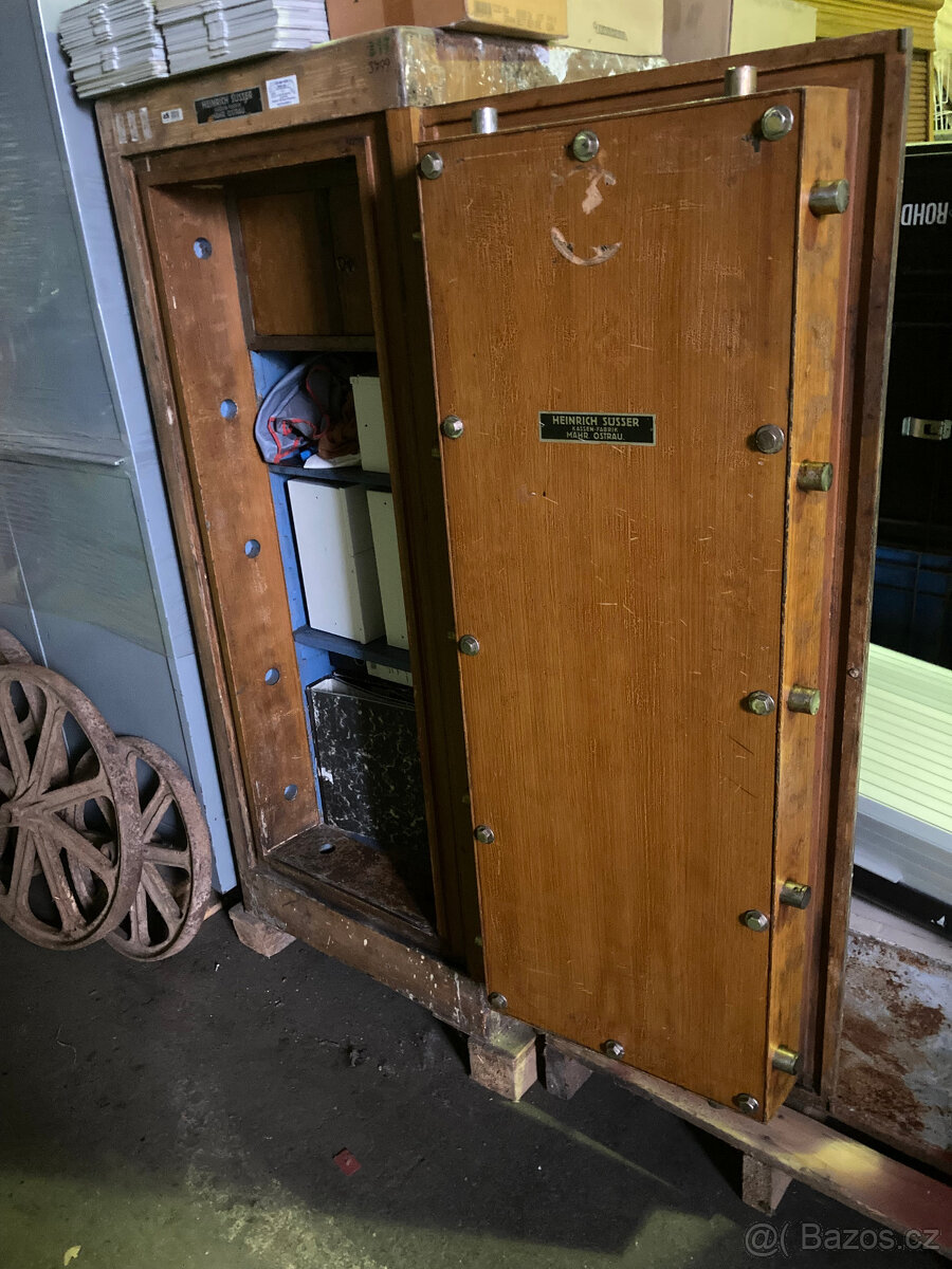 Trezor železobetonový starý v bankovní kvalitě za 9.000 kč - 2