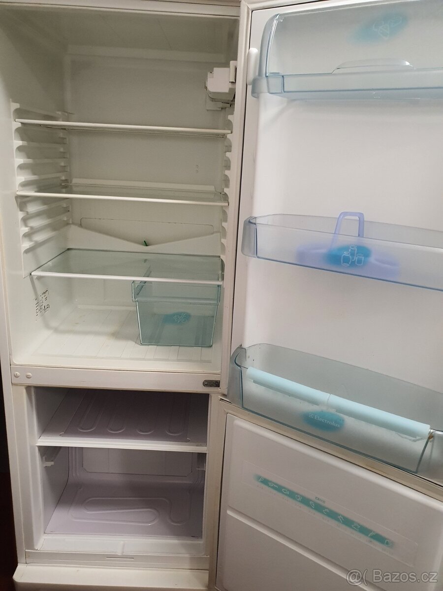 velká lednice Electrolux A+ s mrazákem - 2
