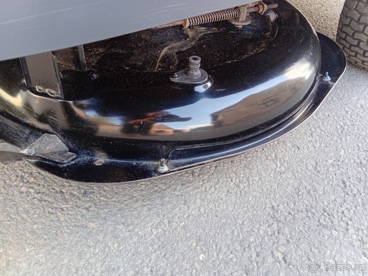 Prodám zahradní traktor Castelgarden XF130 12.5Hp - 2