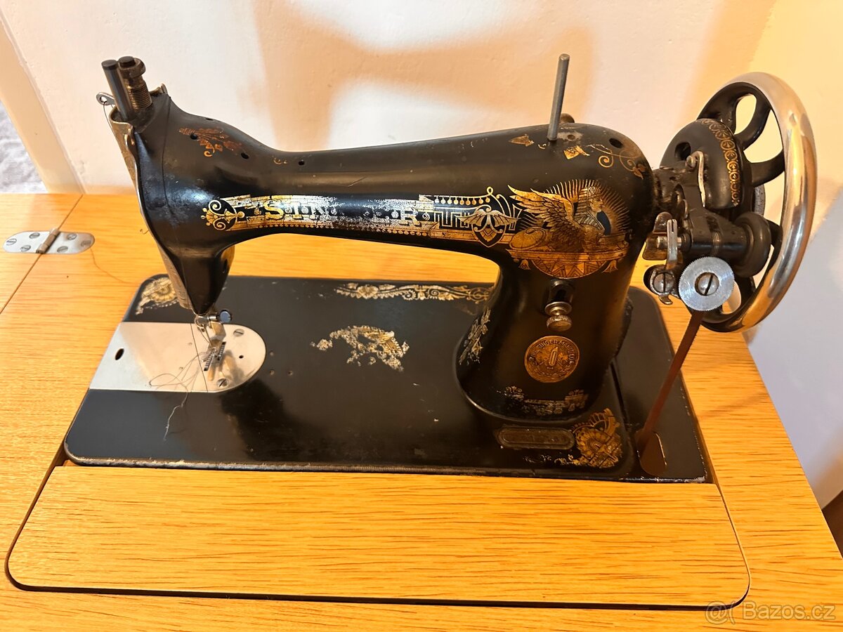 Starý šicí stroj - 2