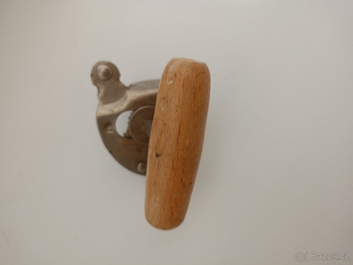 Otvírák na konzervy retro - 2