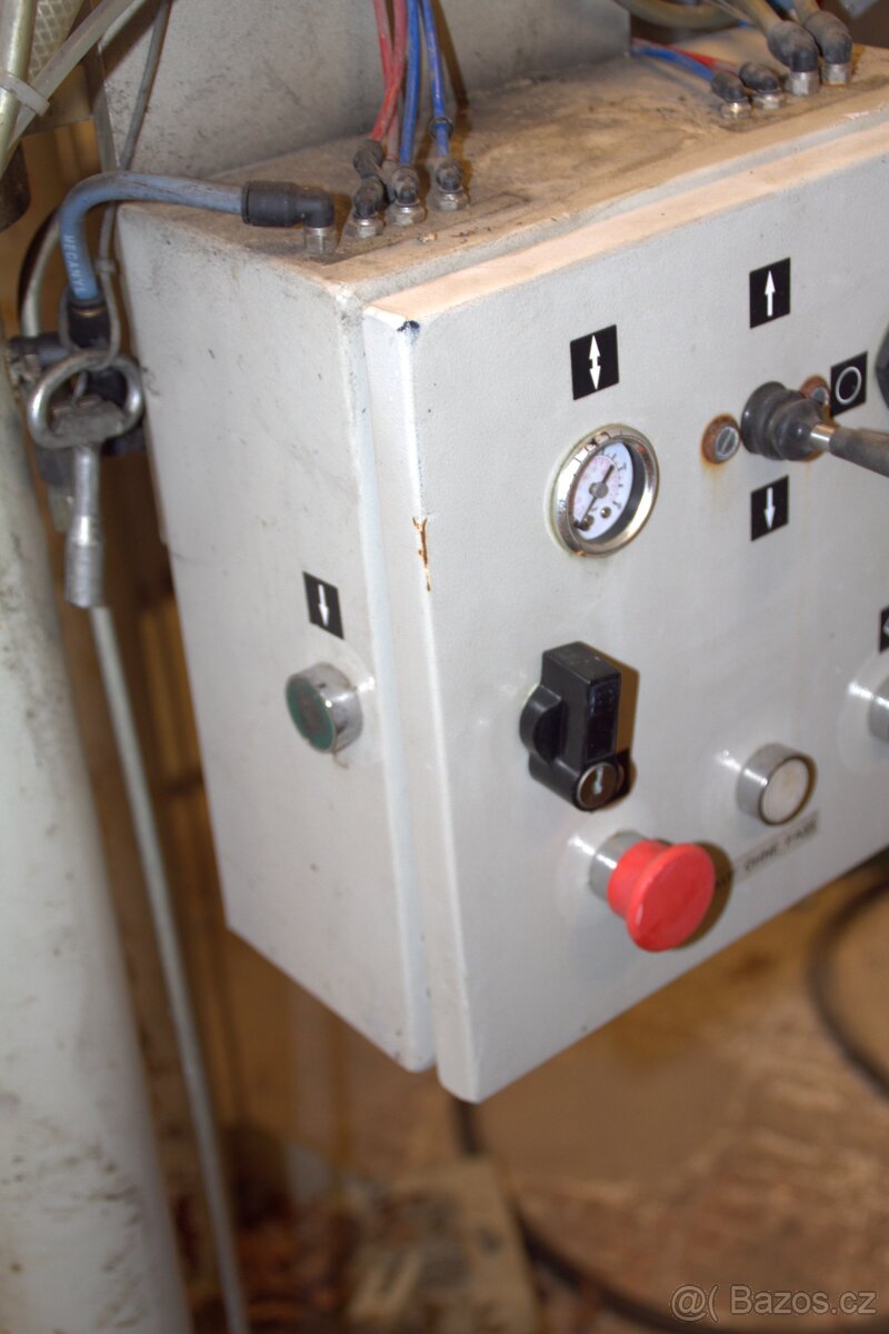 pneumatický rozvaděč s ovládacími ventily - 2