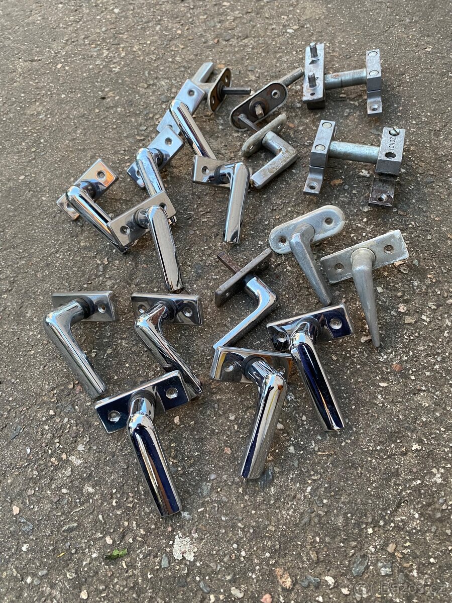 Kliky a. panty k starším oknům - 2