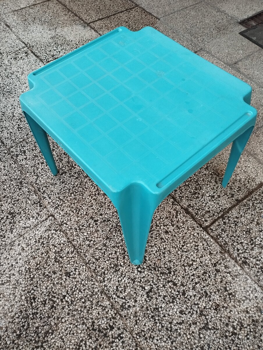 Dětský plastový stůl - 2