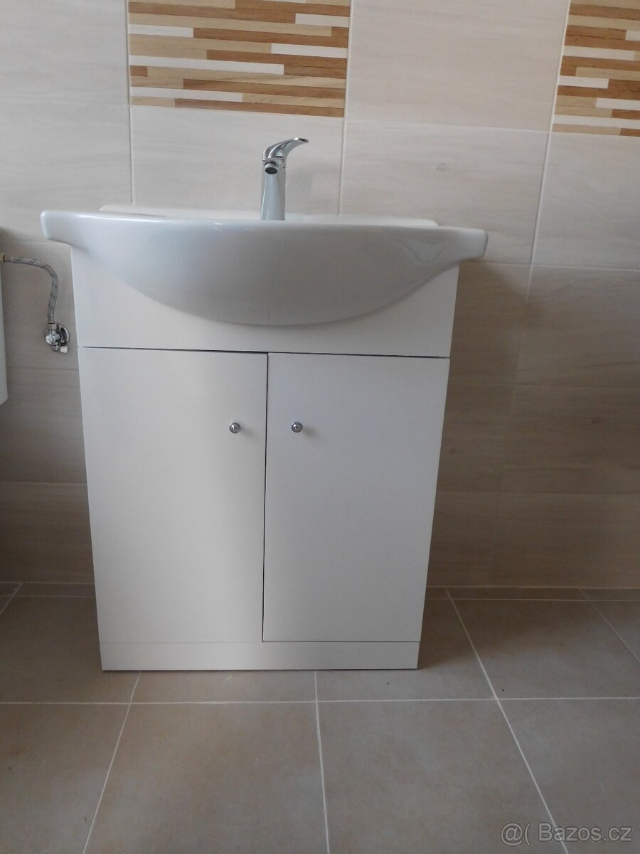 Koupelnová skříňka - 2