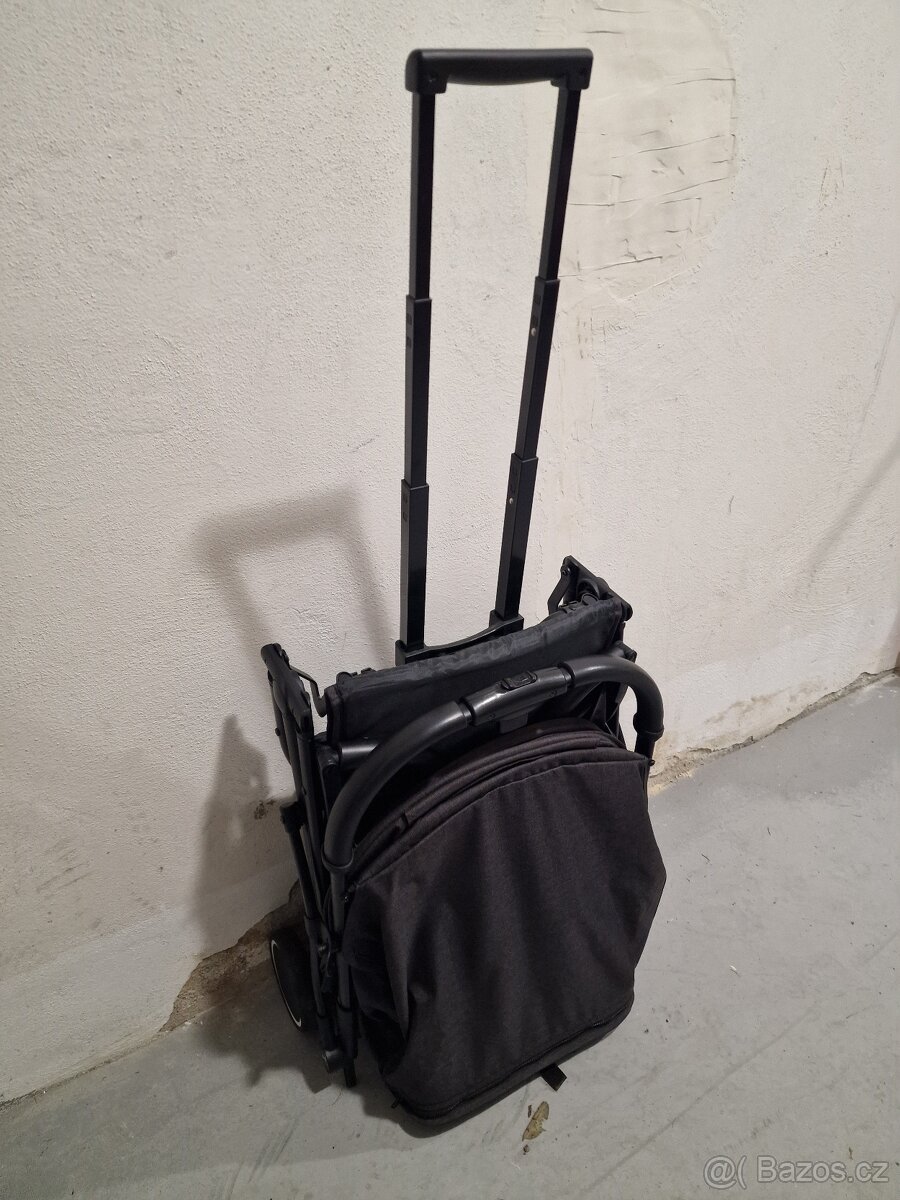 Černý cestovní kočárek Chicco Trolley me - 2