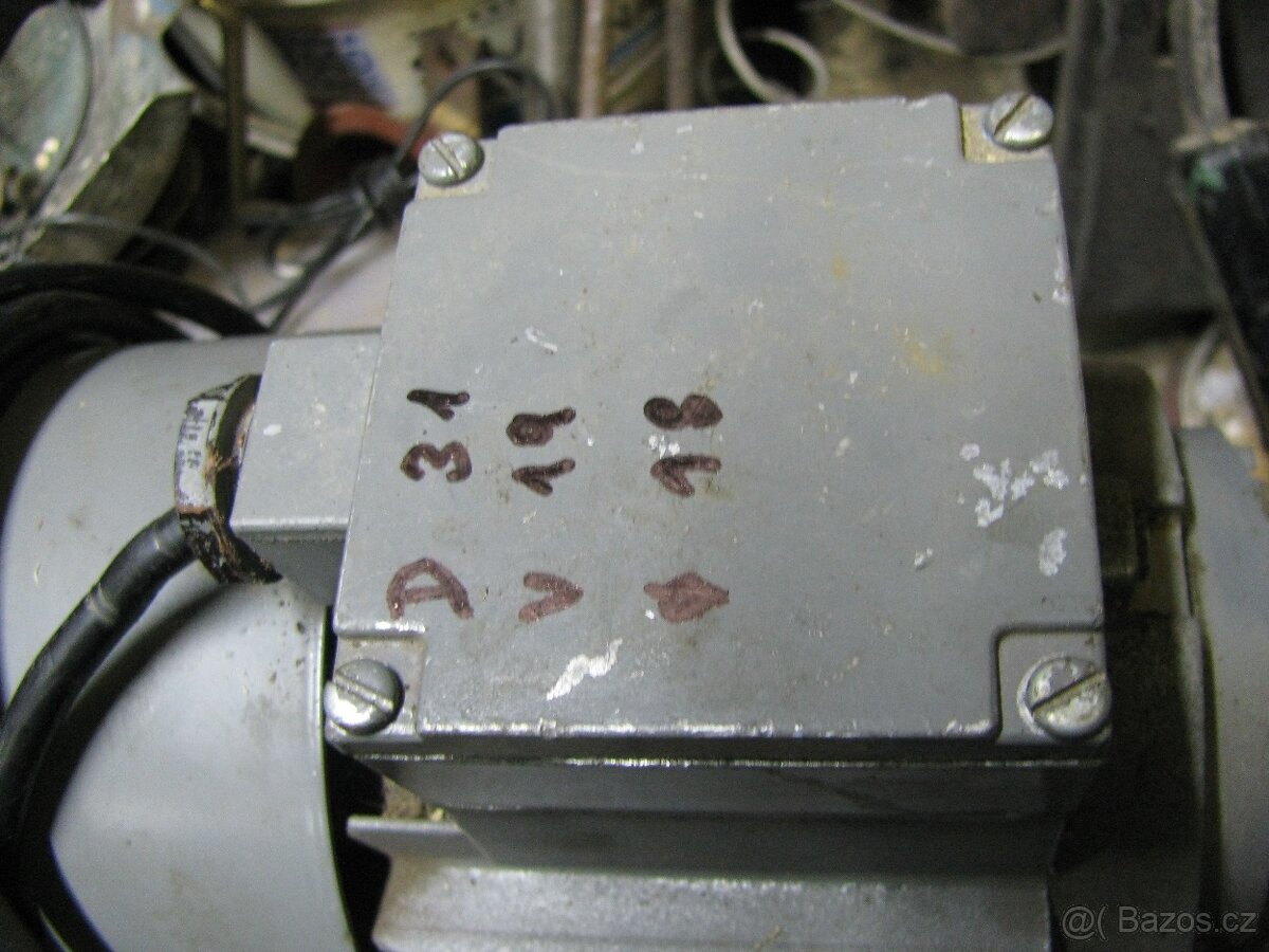 elektromotor s převodovkou na 220v - 2