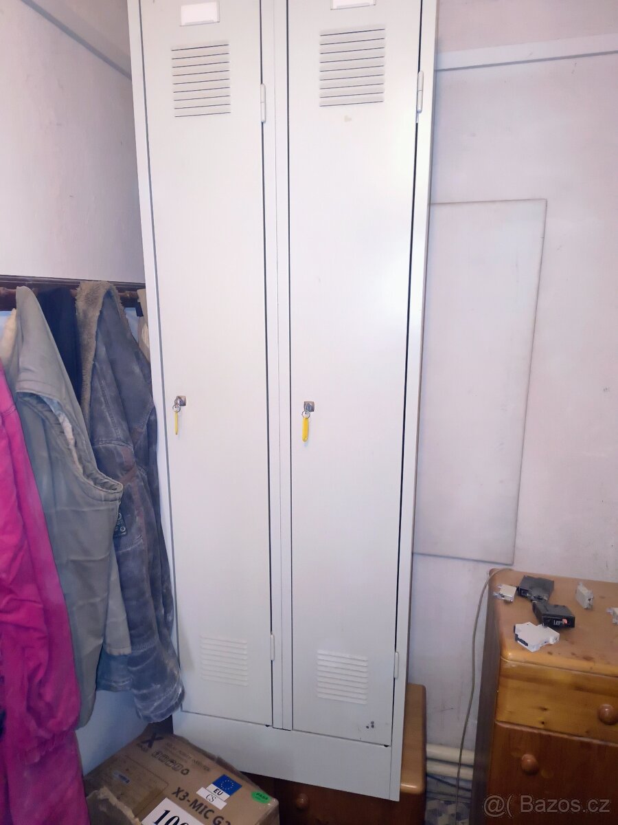 Plechová šatní skříň - 2