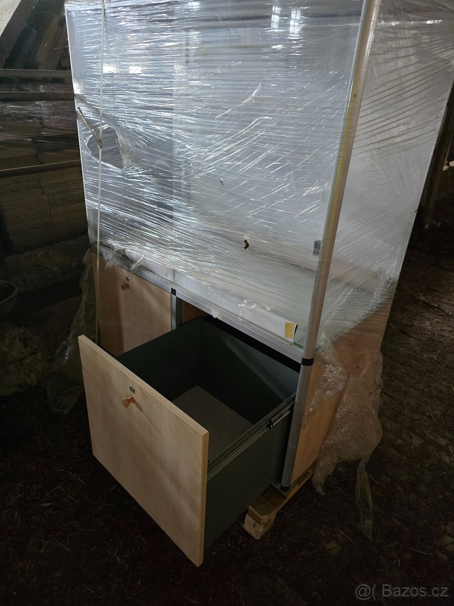 Skleněná vitrína - 2