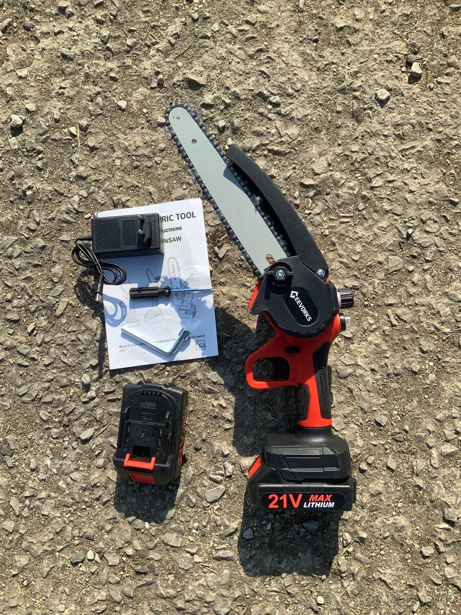 Akumulátorová řetězová pila - 2