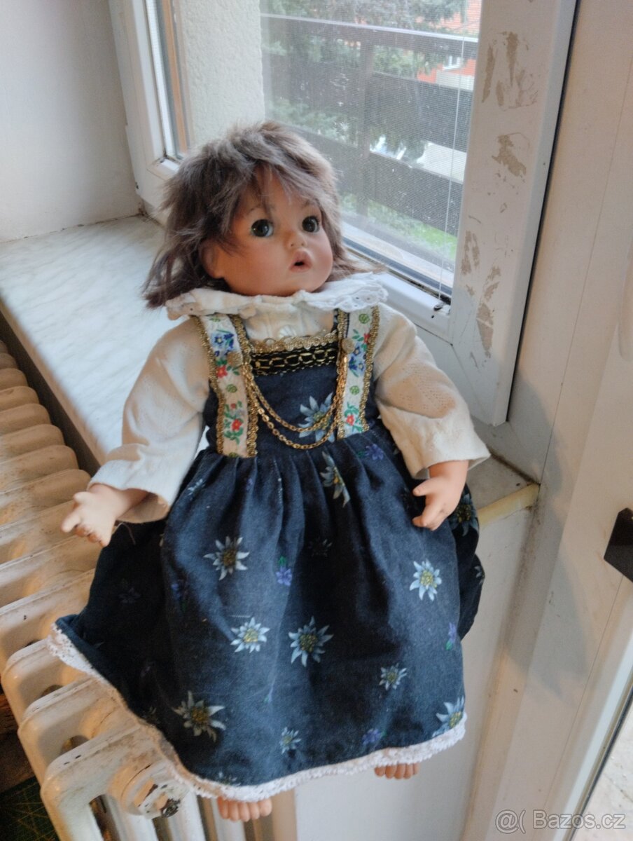 Sedící značená porcelánová panenka - 2