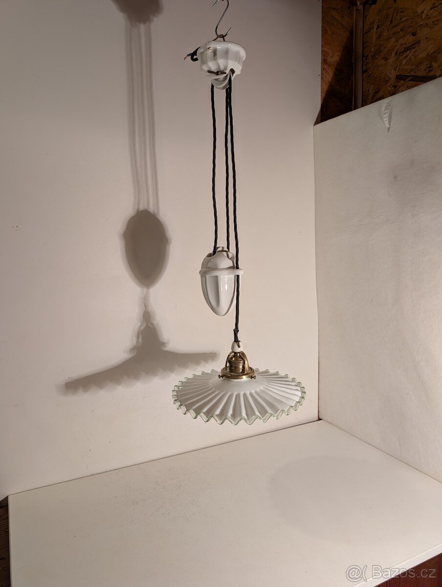 pěkná porcelánová stahovačka, krajkové staré stínidlo - 2