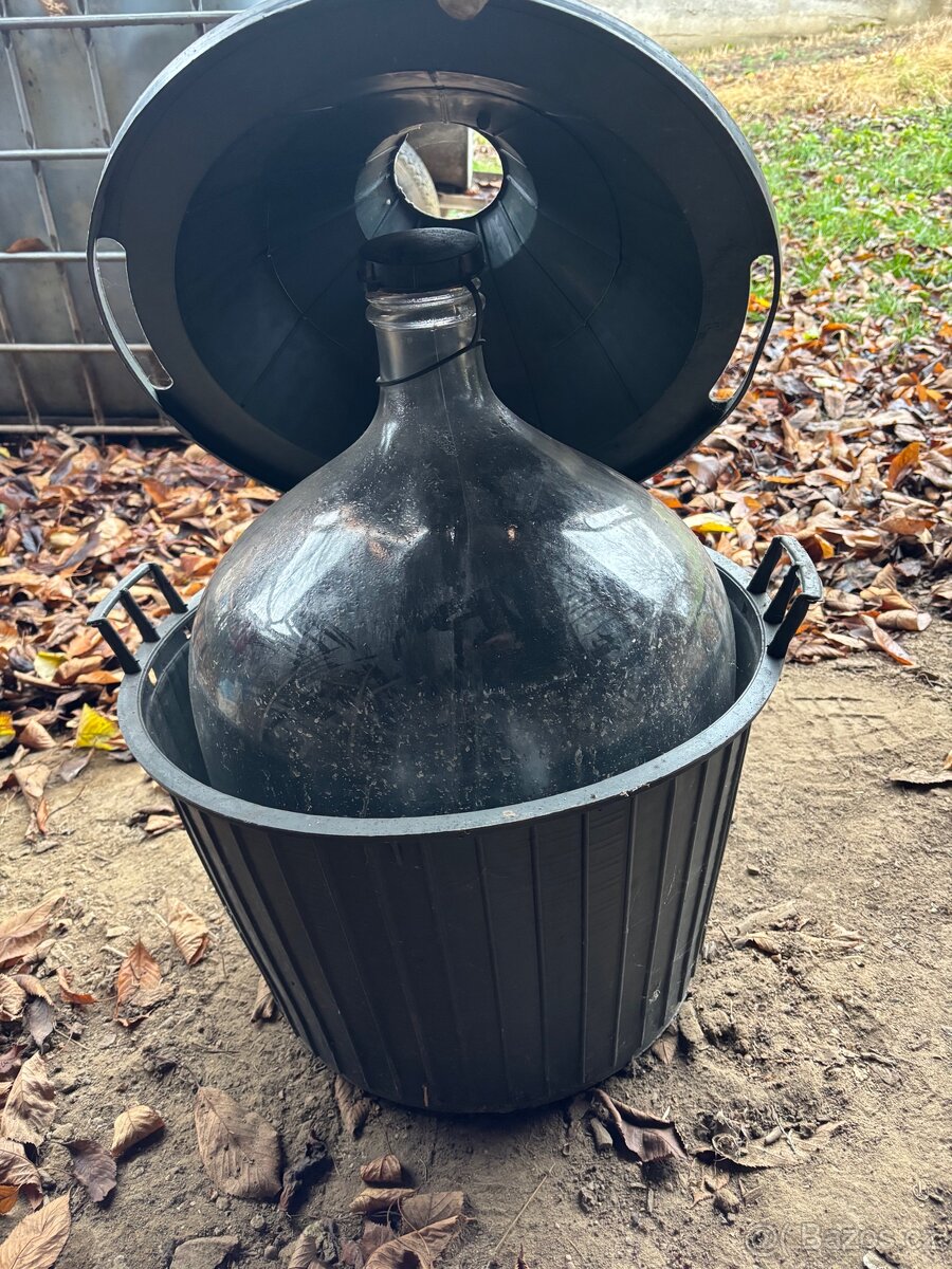 Demižony a kovové koše - 2