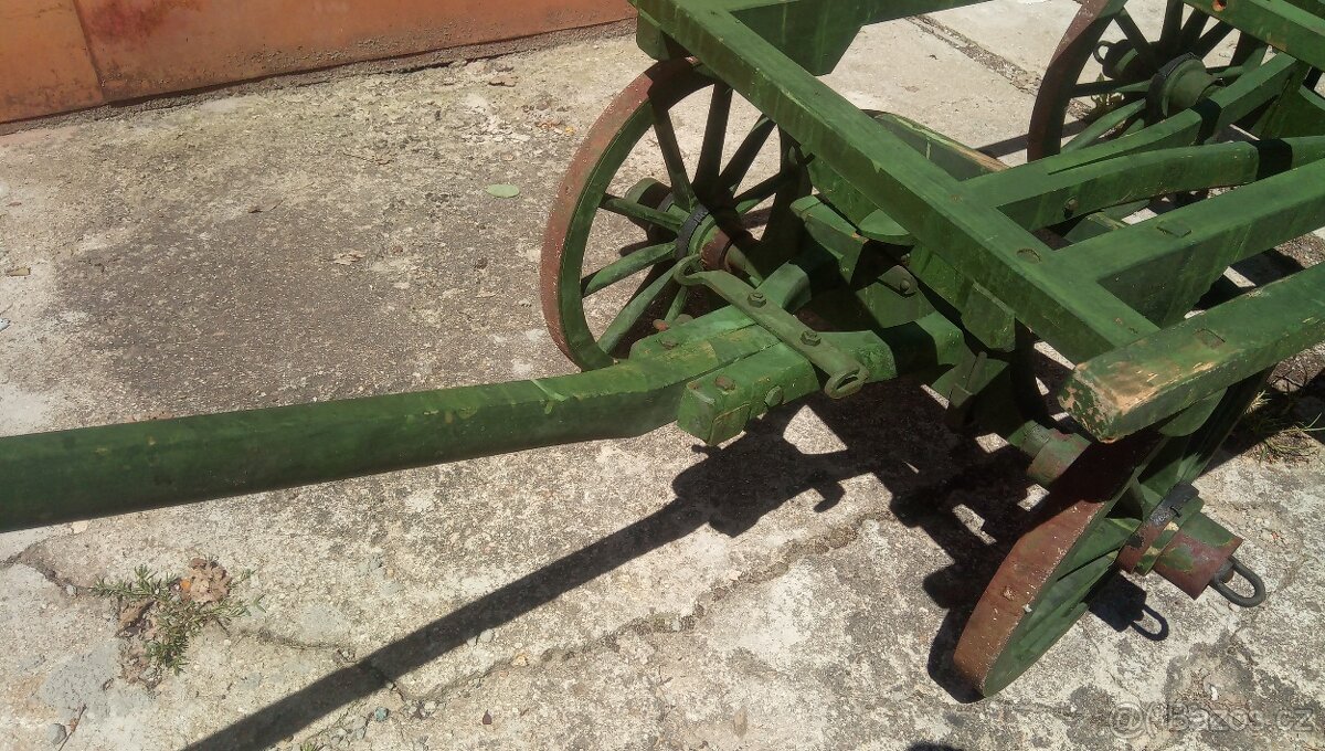 Starý dřevěný vozík - pozůstalost. - 2