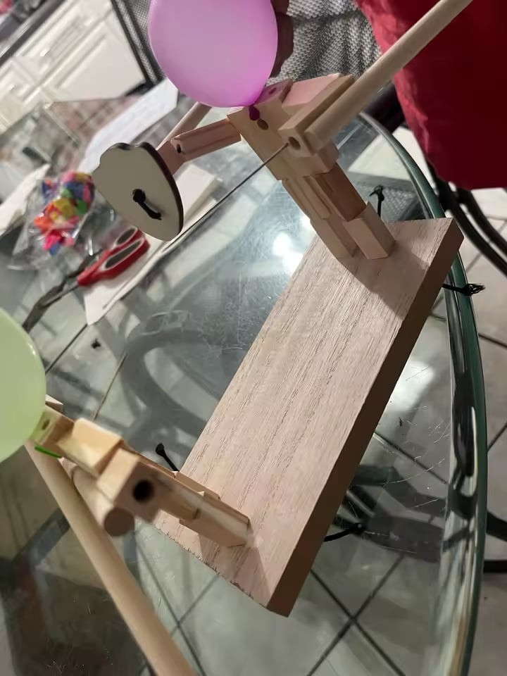 🗡️ Dřevěná společenská hra – Šermíři s balónky 🎈 - 2