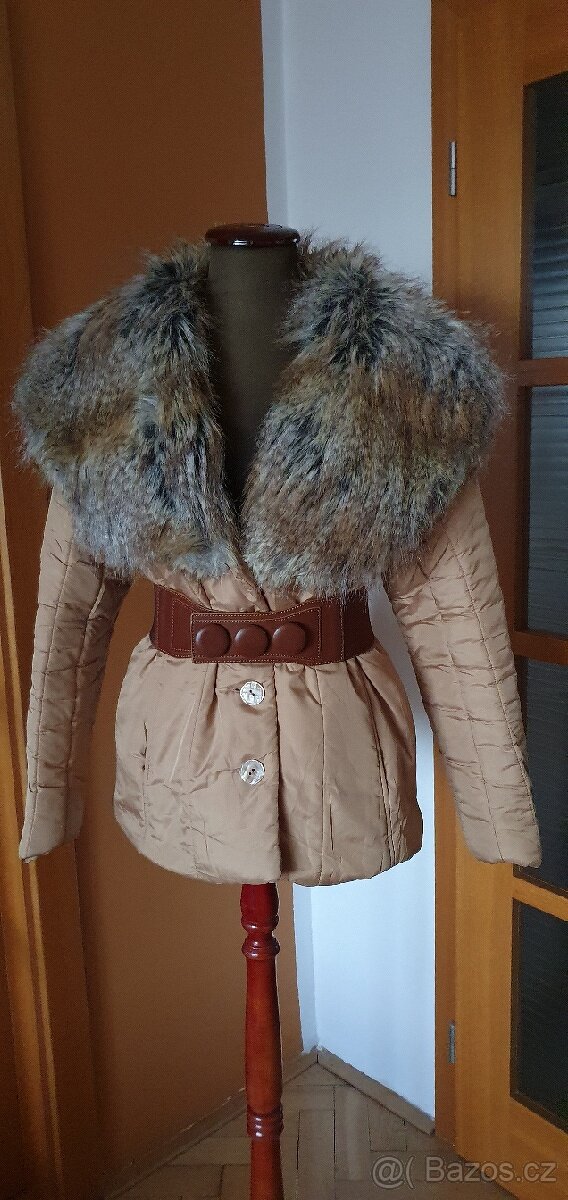 Zimní bunda s chlupatým límcem - 2