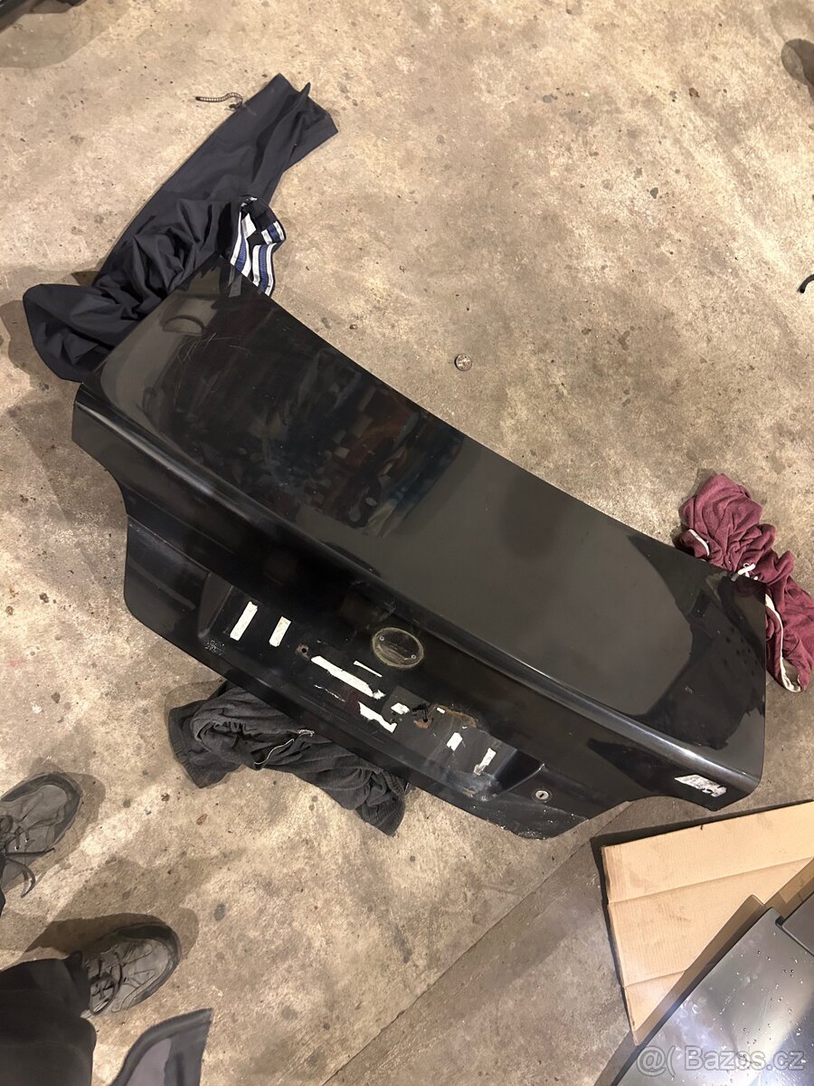 Bmw e39 sedan - zadní víko kufru - 2