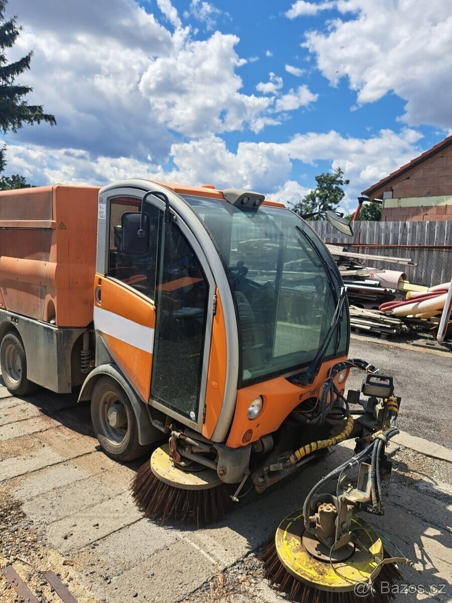 Zametací stroj chodníkový Bucher. - 2