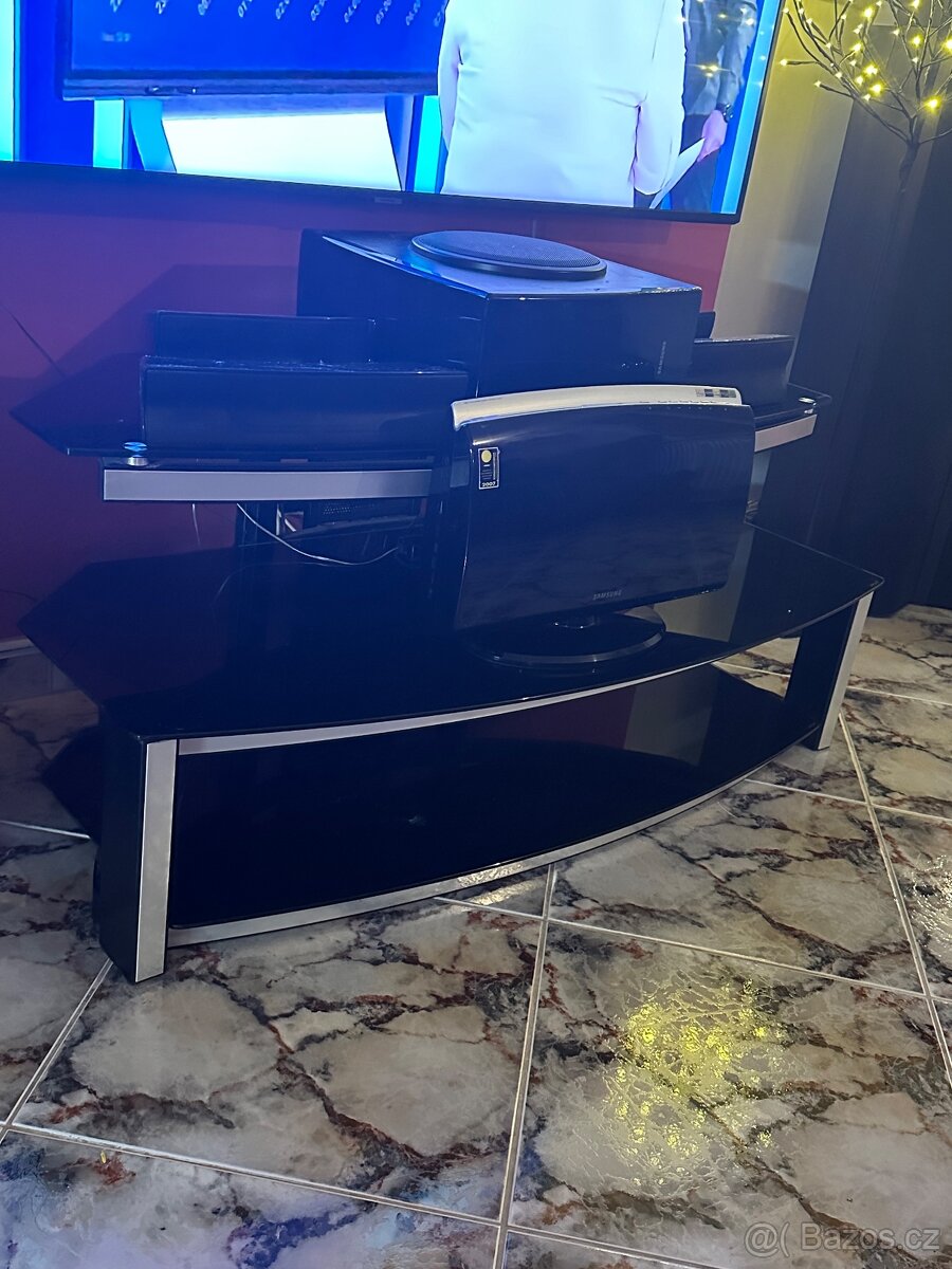 Tv stolek skleneny sleva na 1500 kc - 2