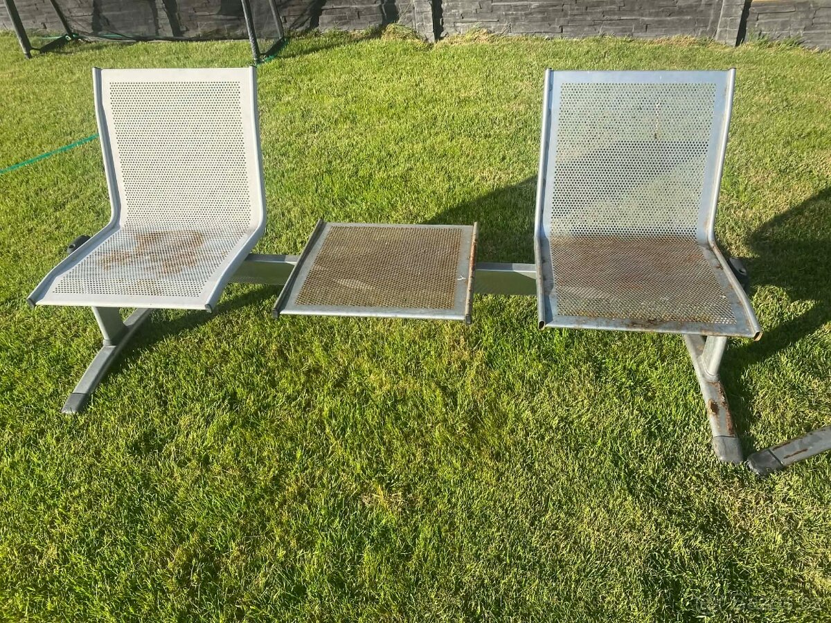 Kovová lavice se stolkem - 2