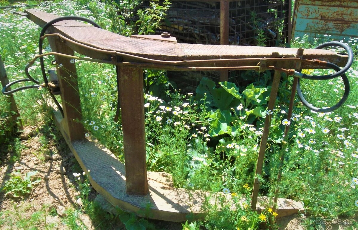 Čelní nakladač, výložník, hydraulické válce - 2