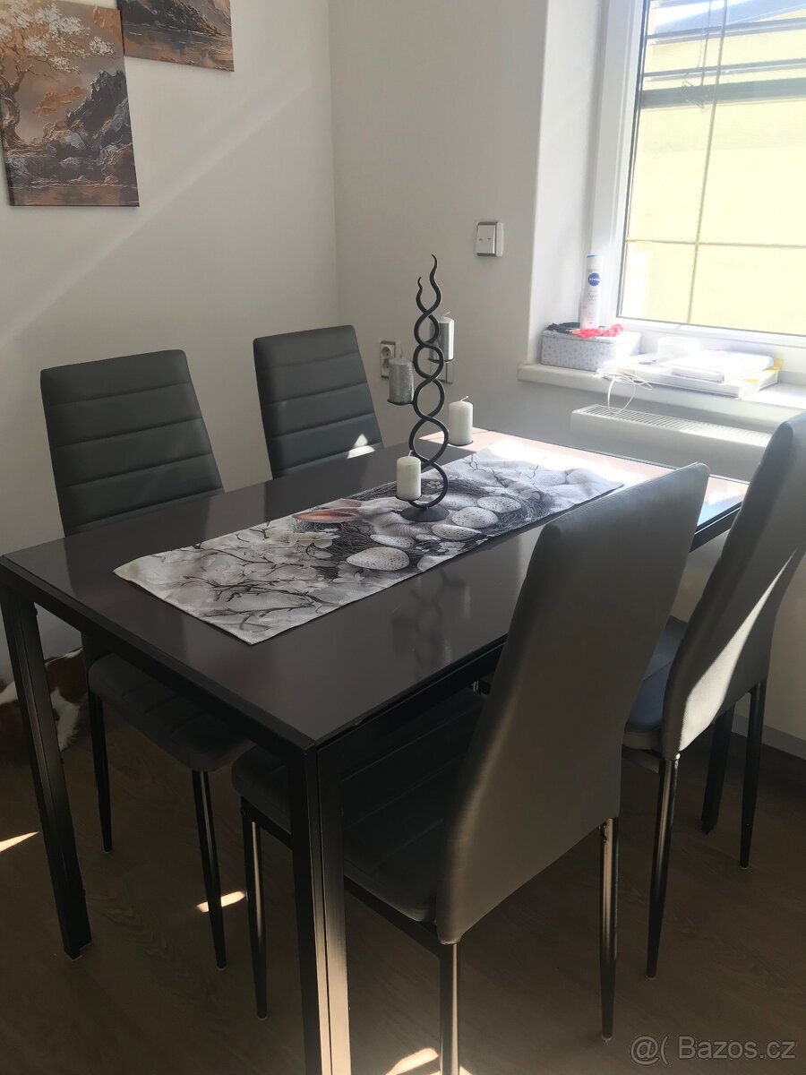 Stůl se 4 židlemi - 2