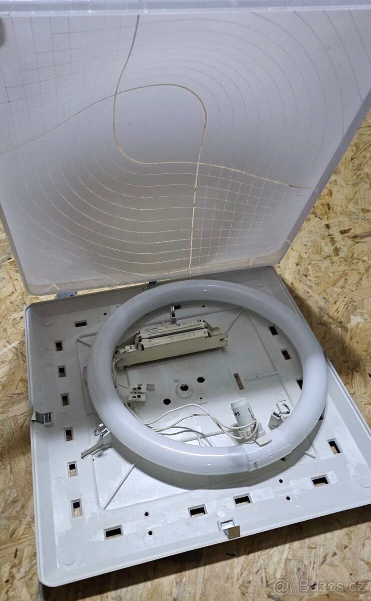 Použitá plastová lampa - 2