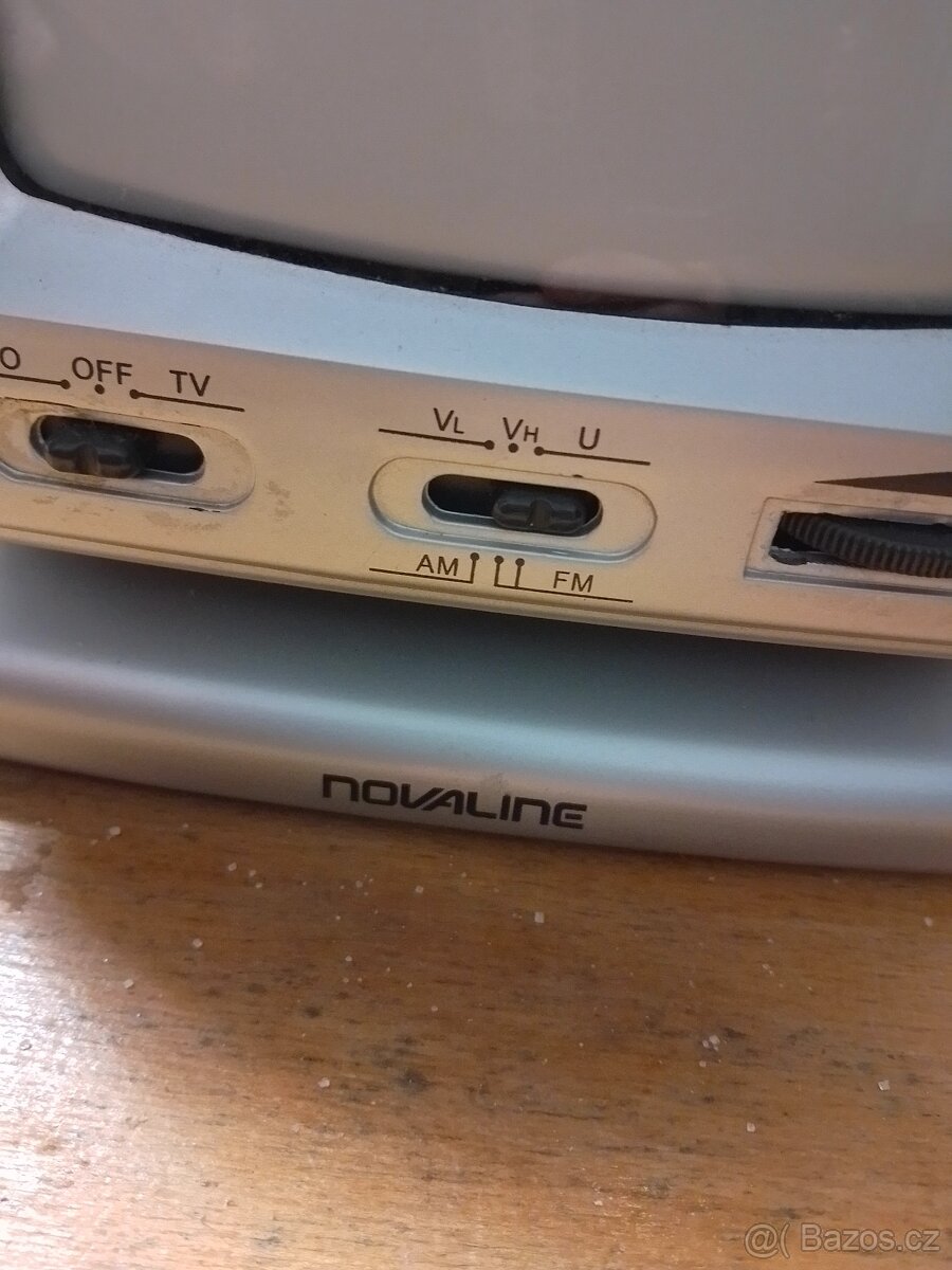 Stará přenosná televize s radiem - 2