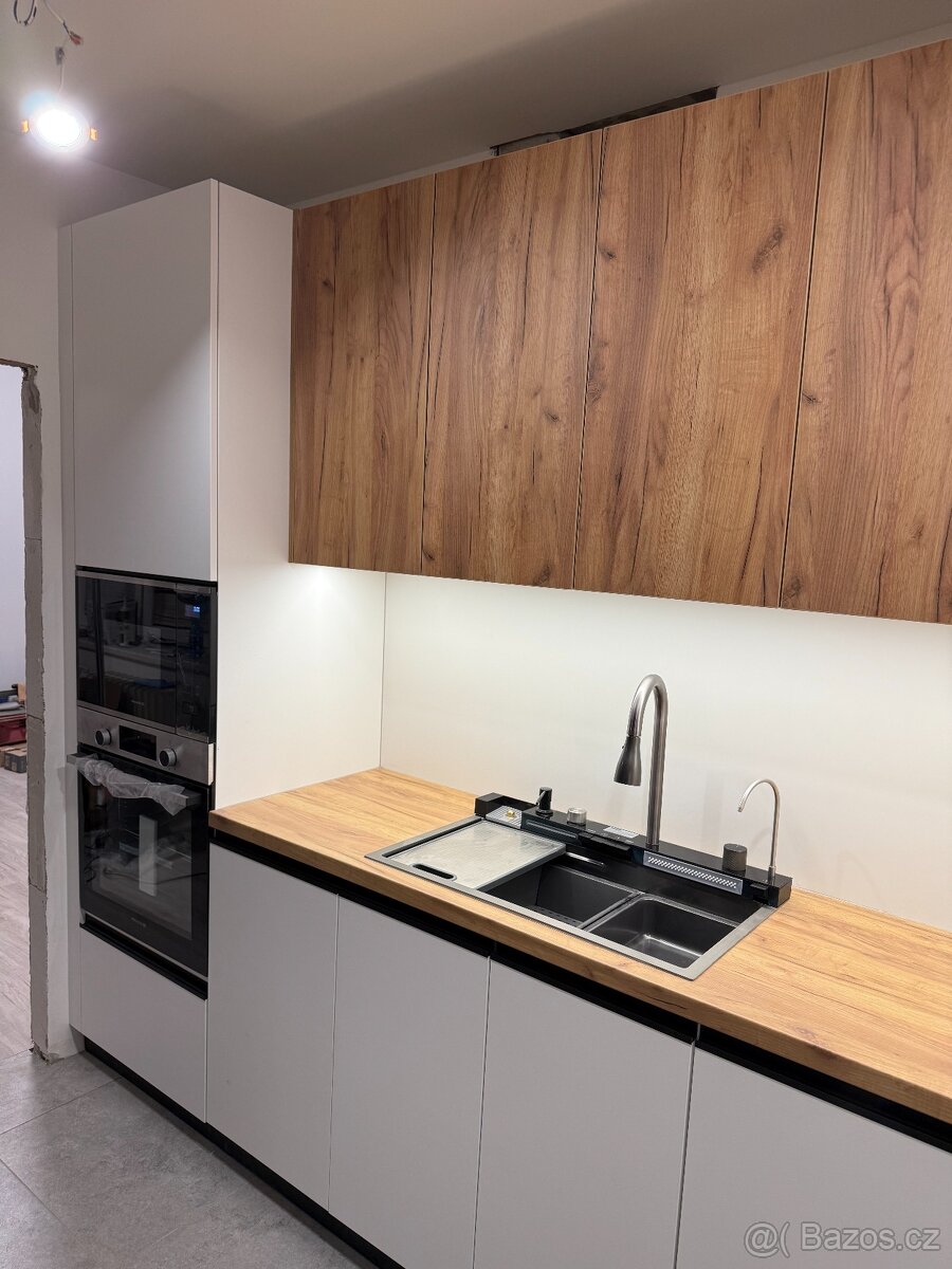Kuchyně na míru – bílá + dřevo | Vestavěné spotřebiče - 2