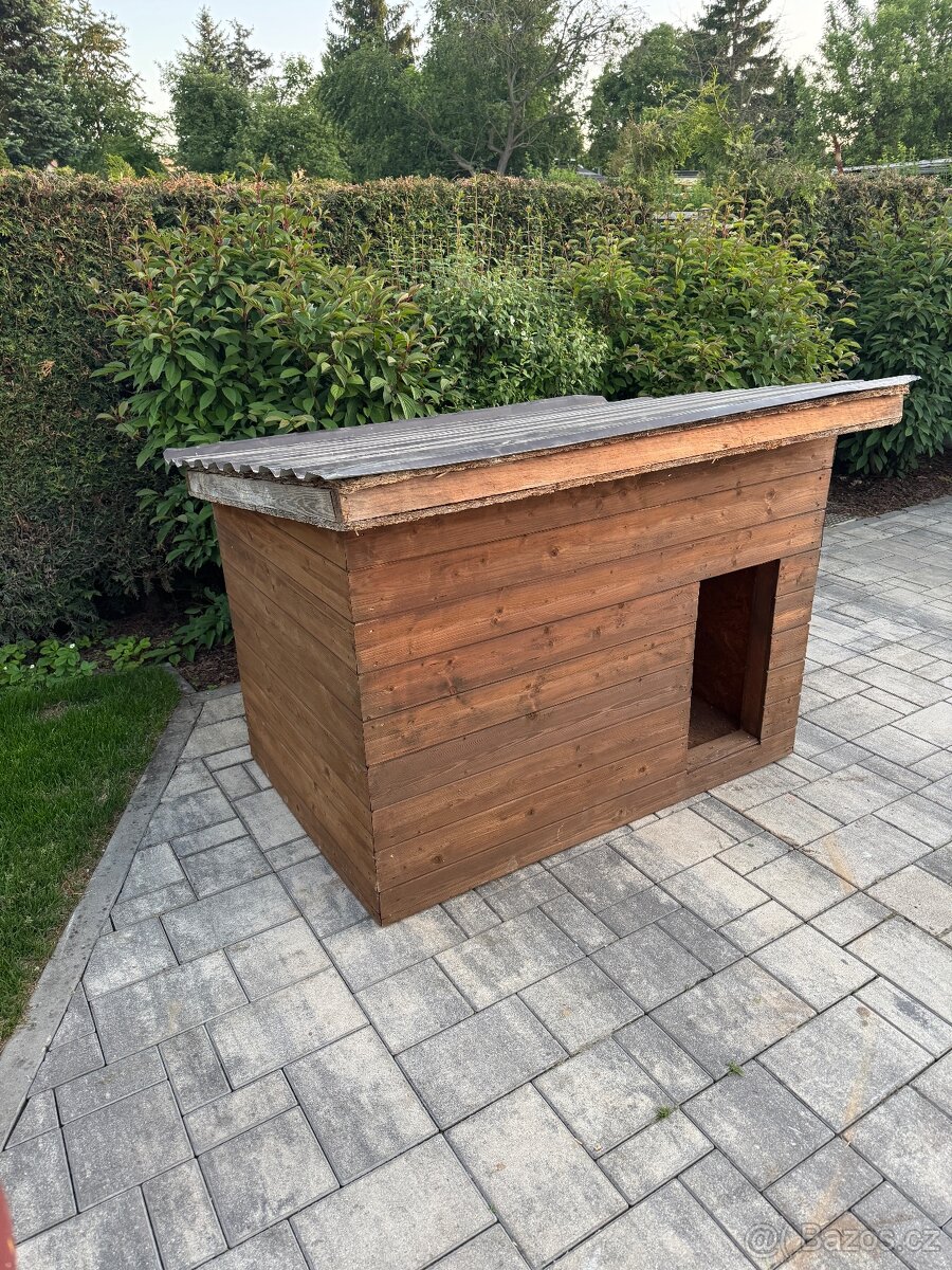 K prodeji zateplenou psí boudu pro středně velké plemeno. - 2