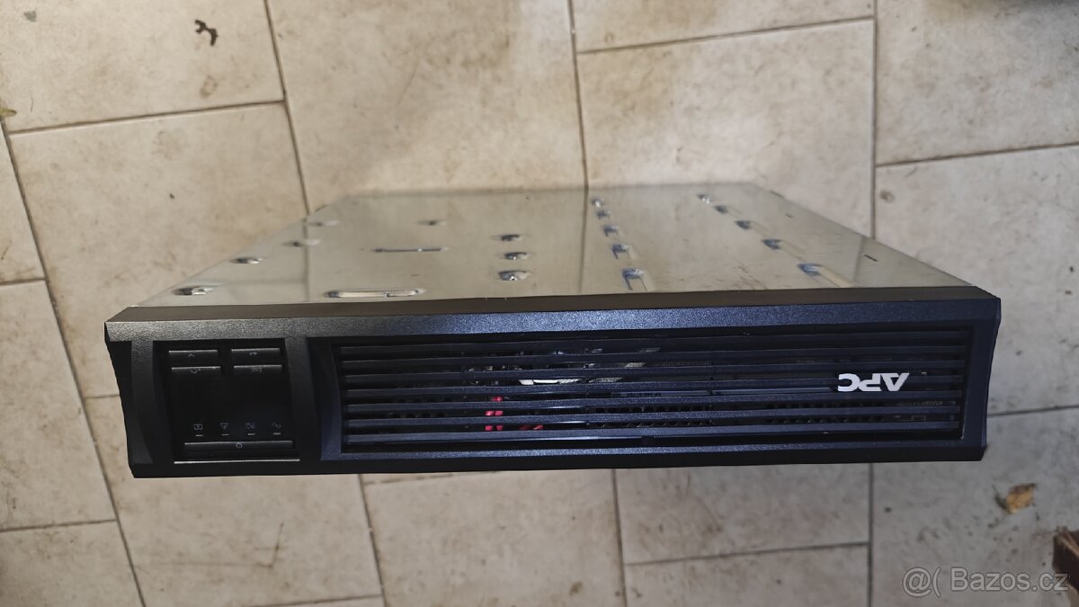 2x profi UPS APC SMT1000RMI2U v perfektním stavu - 2