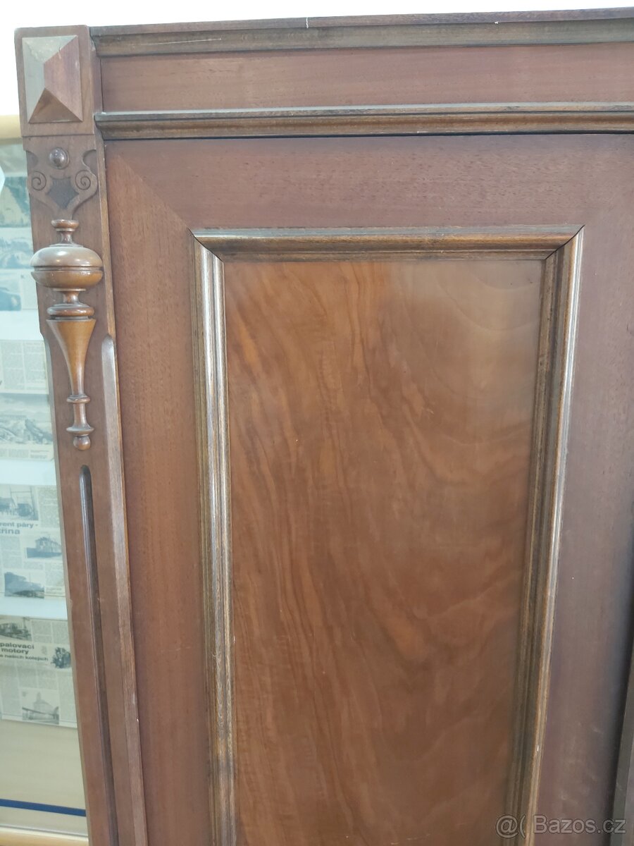 Starožitná skříň - 2