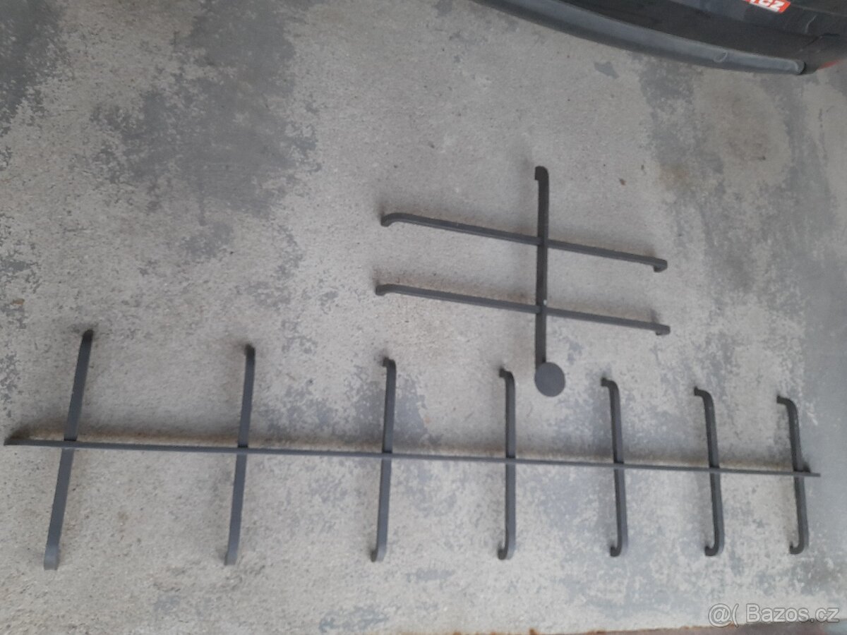 Funkcionalistická mříž na vstupní dveře a na malé okno - 2