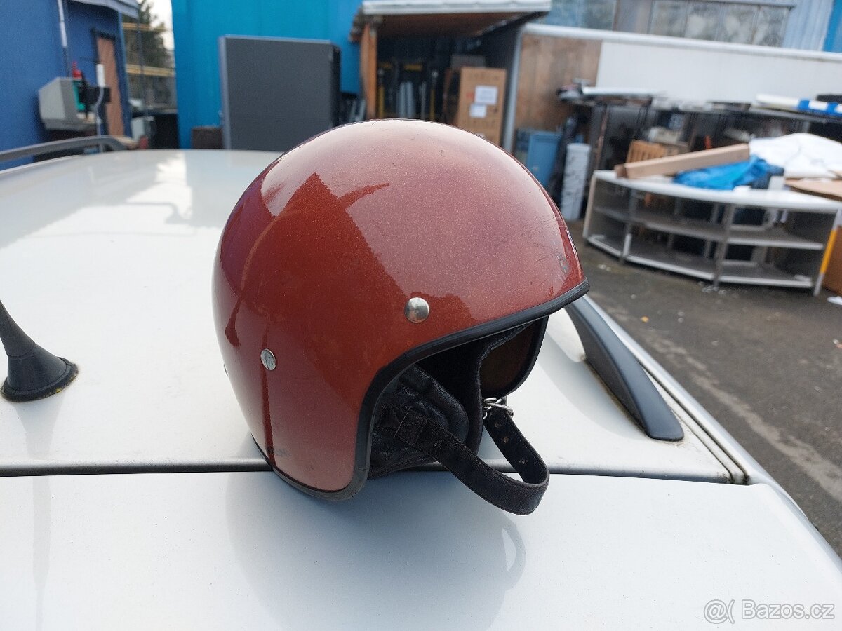 Stará motopřilba Kovona na veterána. - 2