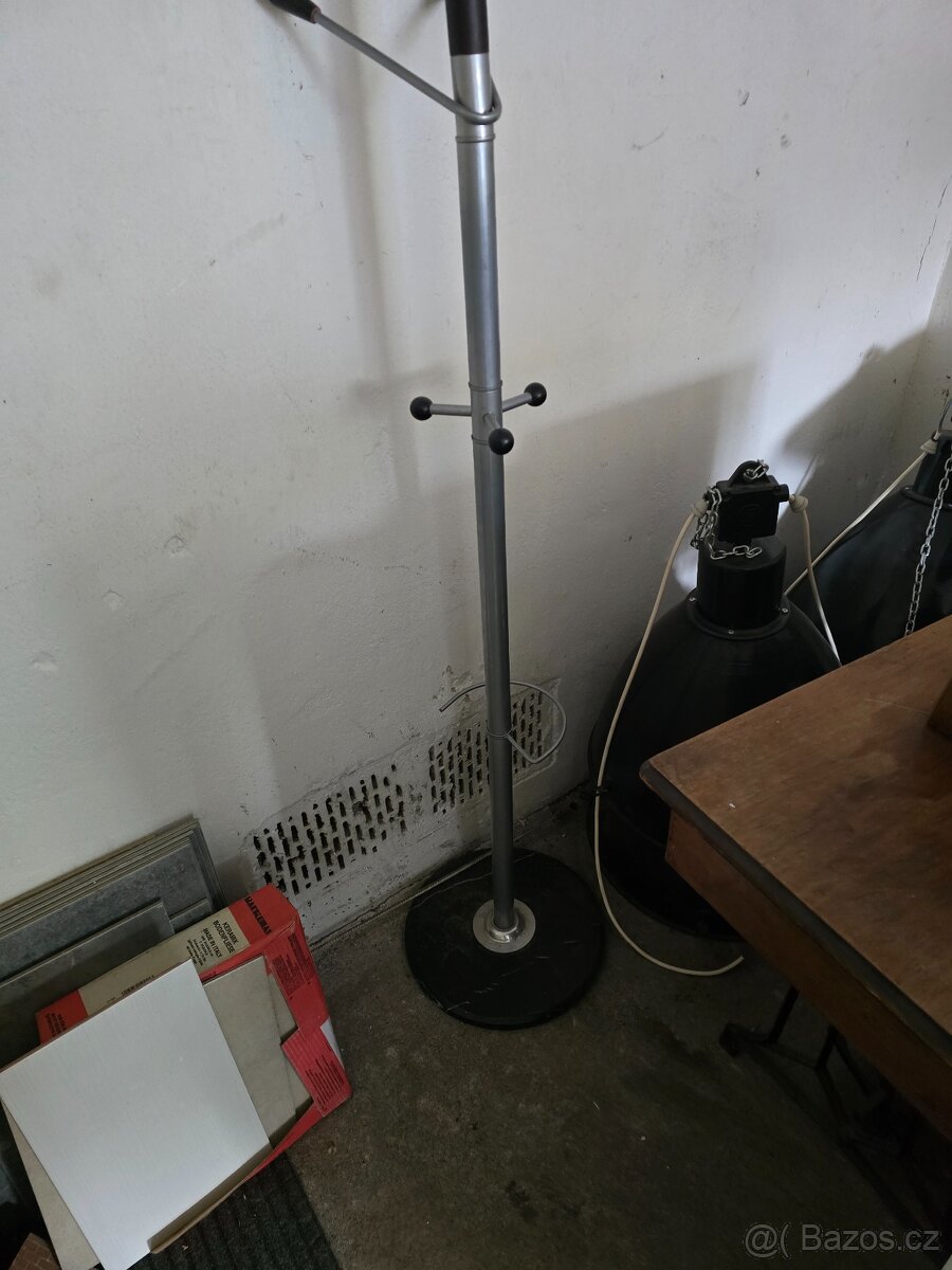 Věšák cca 180cm - 2