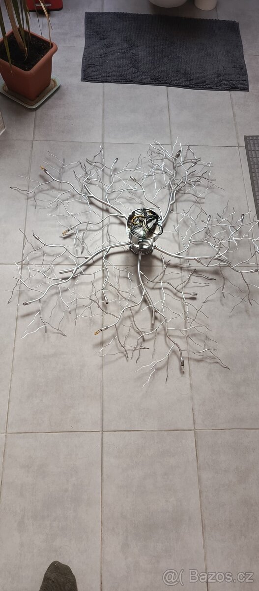 Moderní LED lustr – design větve. - 2