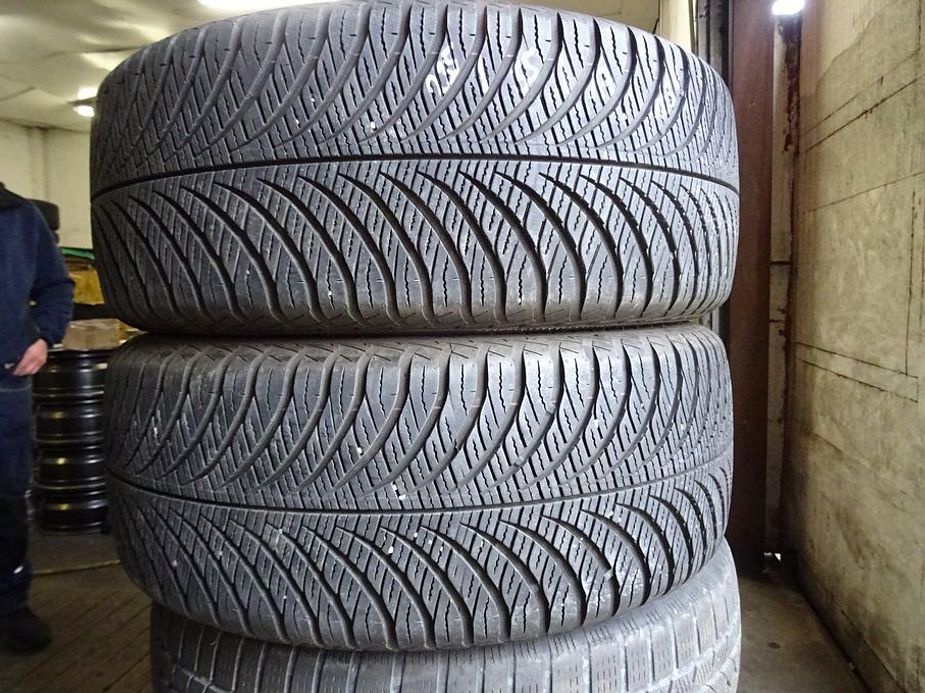 Celoroční pneumatiky Goodyear, 235/55/17, 2 ks, 6,5 mm - 2