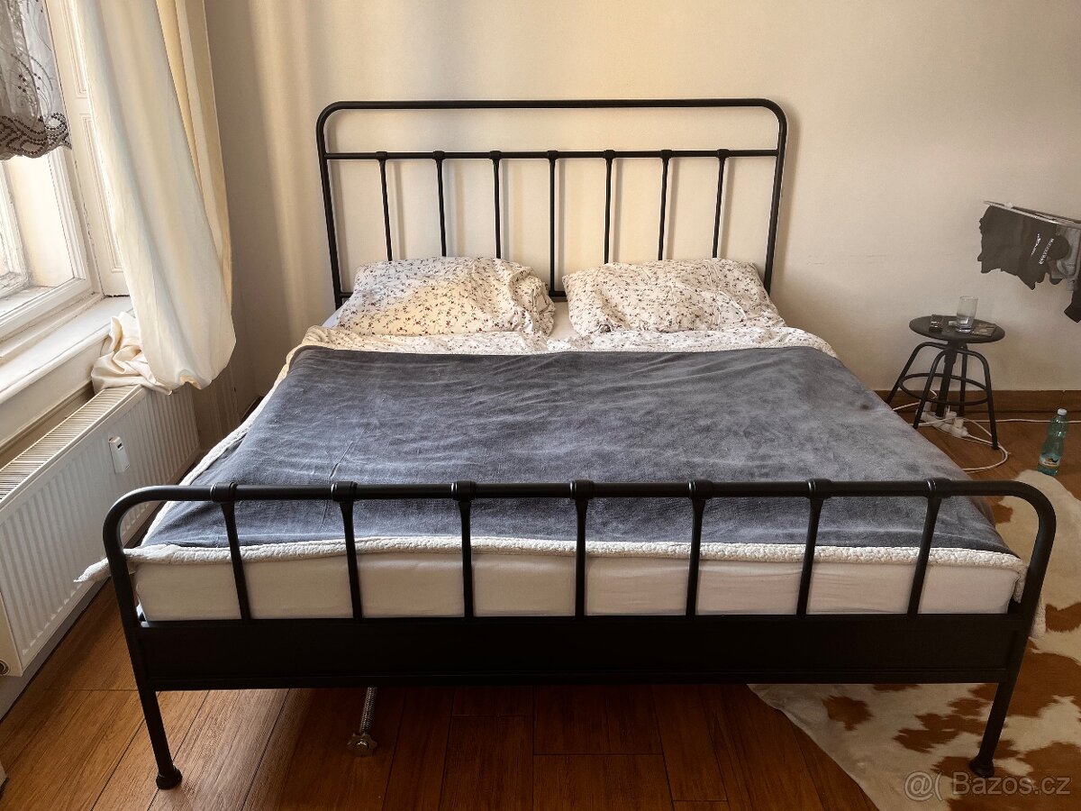 Postel s kovovým rámem - 2